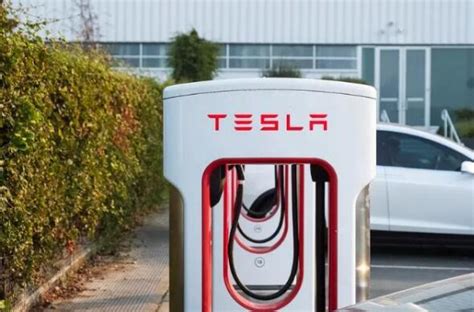 大量采用太阳能电池板，特斯拉刚刚发布第三代超级充电桩！-新浪汽车