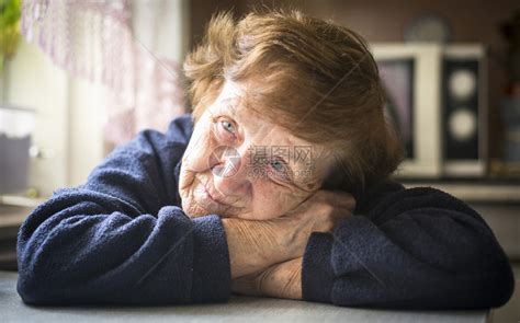 老妇人在她家画退休爱好高清图片下载-正版图片503601869-摄图网