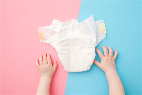 给宝宝换尿布有讲究，遵循4项原则，男宝女宝要做到差别处理 - 知乎