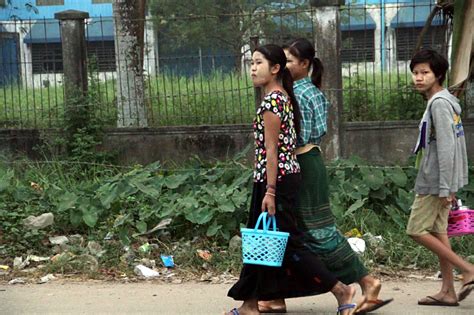 实拍：缅甸贫民区女人的生活状态，洗澡只能在街边