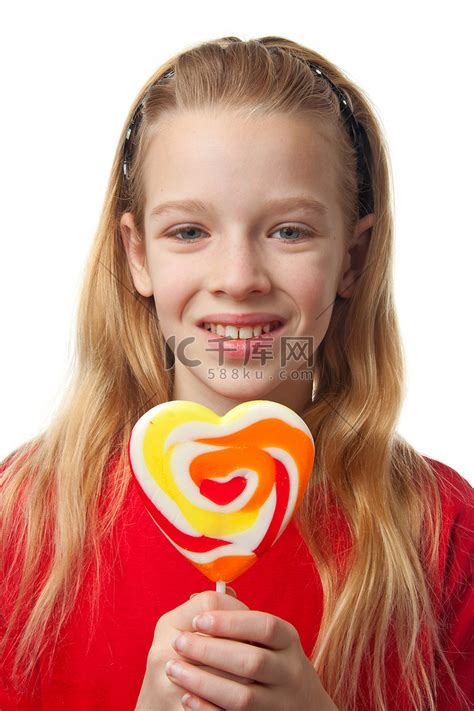 女孩拿着棒棒糖玩耍高清图片下载-正版图片302603375-摄图网