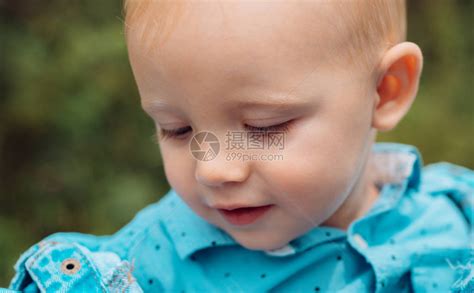 提供优质的托儿服务小宝在户外玩耍男婴小婴儿在日托改善儿童健康和情感和身体的高清图片下载-正版图片502887558-摄图网