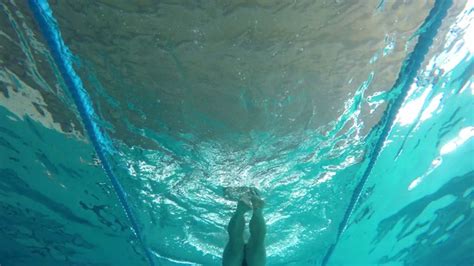 中年白人男子在水里游泳，在西班牙帕拉莫斯的游泳池里视频素材_ID:VCG42N1143017953-VCG.COM