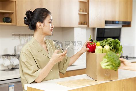 年轻女性居家线上团购蔬菜高清图片下载-正版图片502505753-摄图网