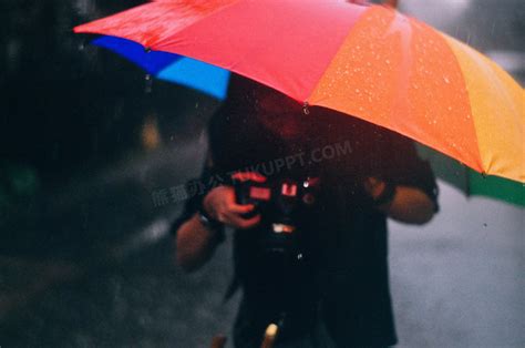 男人独自撑伞淋雨jpg格式图片下载_熊猫办公