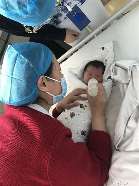 谁干的？！出生仅5天的女婴在垃圾桶盖上被发现 市立医院医护人员当起“临时妈妈”|三明_新浪新闻