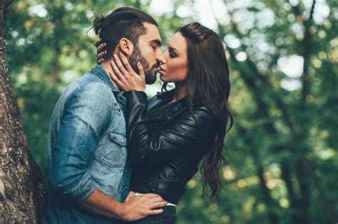 接吻时，男人有这三个动作，说明他真的爱你 - 知乎
