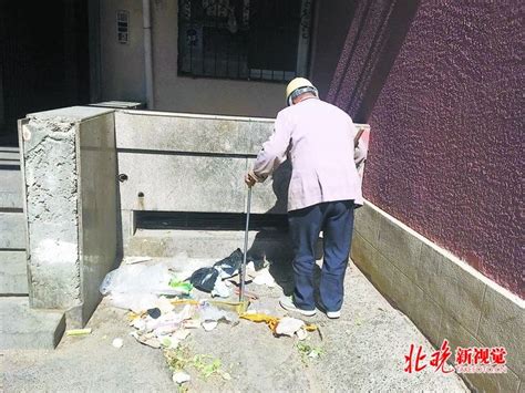 北京朝阳大屯里小区高空抛物现象严重 粪便垃圾从天而降