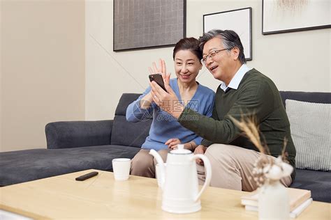 在家使用智能手机打视频电话的老年夫妻高清图片下载-正版图片502352664-摄图网