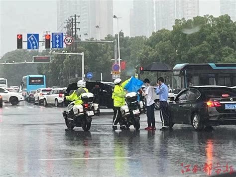 北京高考第三天迎来降雨，考点雨廊派上用场了 - 西部网（陕西新闻网）