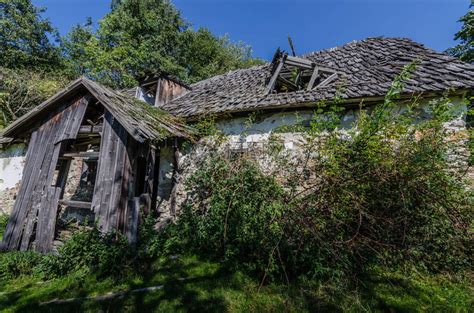 废弃的房子在有森林的山里高清图片下载-正版图片504389181-摄图网