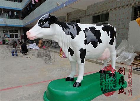 奶牛雕塑 - 深圳市创鼎盛玻璃钢装饰工程有限公司