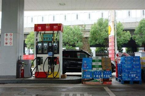 加油站纷纷促销，个别民营加油站现3元油价_荔枝网新闻