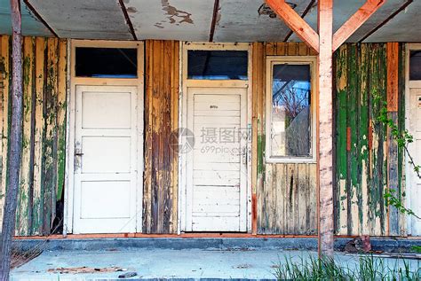 废弃的旧木门柱子黄色白色绿色磨损木板芯片玻璃建筑学蓝色高清图片下载-正版图片320230622-摄图网