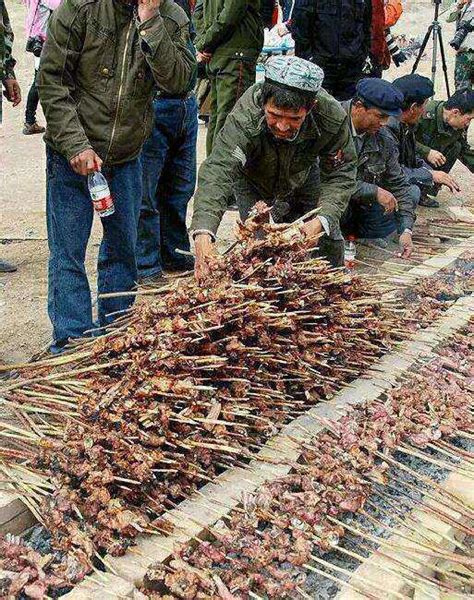 五张图告诉你真正的新疆人是这样吃羊肉串的
