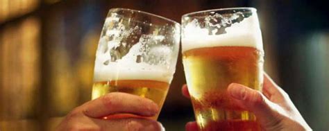 慕尼黑啤酒节黑发女人在酒吧里拿着啤酒杯感的女人拿着两杯啤酒高清图片下载-正版图片503553453-摄图网