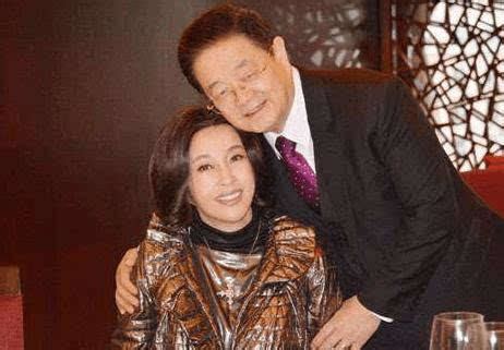 刘晓庆与四任丈夫的合照，都抱着刘晓庆，不老女神的表情不一样