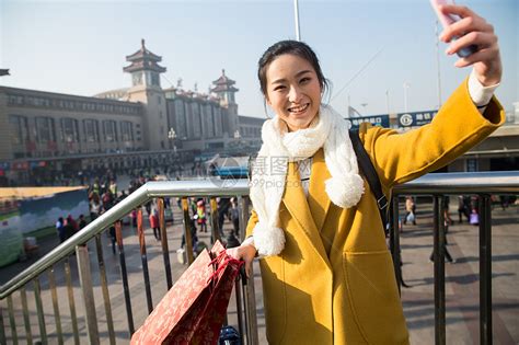 通讯北京旅途青年女人在站前广场高清图片下载-正版图片501962257-摄图网