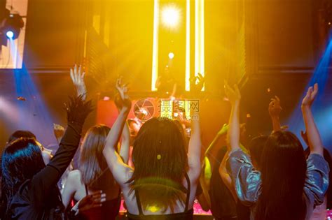 一群人在迪斯科夜总会跳舞高清图片下载-正版图片306623216-摄图网