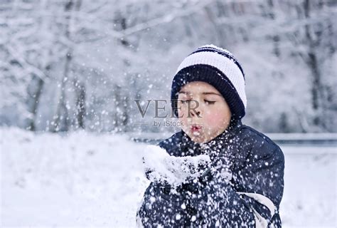 看雪的儿童摄影图__儿童幼儿_人物图库_摄影图库_昵图网nipic.com