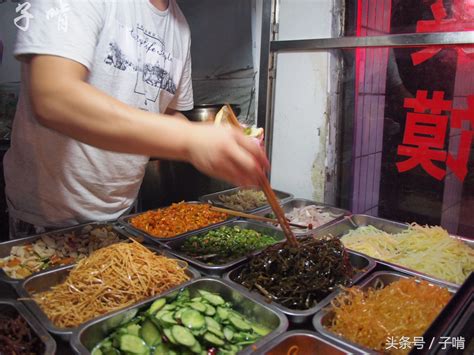 贵州街头“5元自助糯米饭”，十多个小菜随便吃，糯米比菜都好吃_凤凰网视频_凤凰网