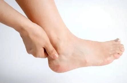 痛风脚趾疼痛的位置图：脚趾/脚踝处/脚掌/脚后跟(部位图)_知秀网
