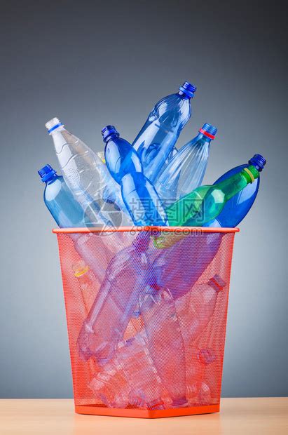 用塑料瓶回收利用的概念高清图片下载-正版图片502465062-摄图网