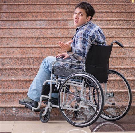 坐在轮椅上的残疾人在高清图片下载-正版图片503792627-摄图网
