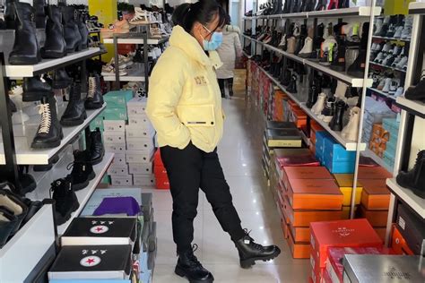 小伙给媳妇买鞋子，一眼相中一款马丁靴，配上媳妇的新衣服真好看_凤凰网视频_凤凰网