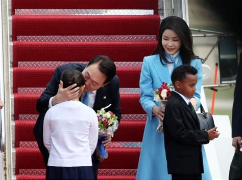 又引争议！韩媒：尹锡悦抵美在机场亲吻花童，在野党议员随即批评