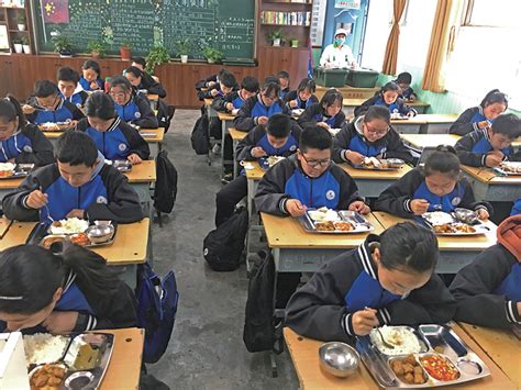 《安徽日报》：首日4.2万余名中小学生就餐！铜陵推出“放心午餐”-媒体报道-铜陵市教育和体育局