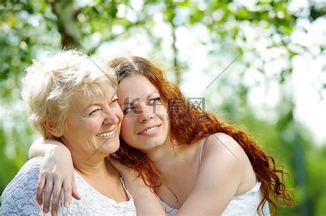 女儿和年迈的母亲在夏日的花园里高清摄影大图-千库网
