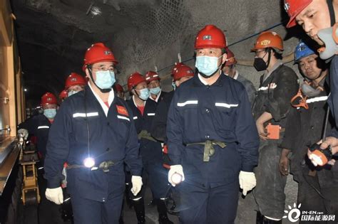 煤矿工人高清摄影大图-千库网