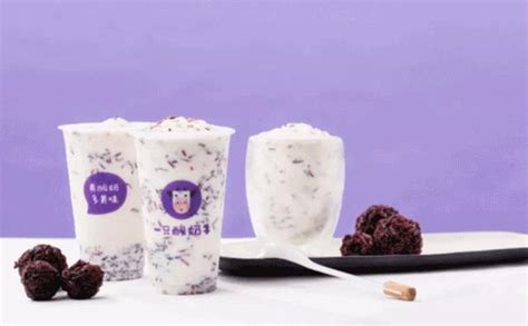 「一只酸奶牛」x「OATLY」联名推出新品：酸奶燕麦紫米露-FoodTalks