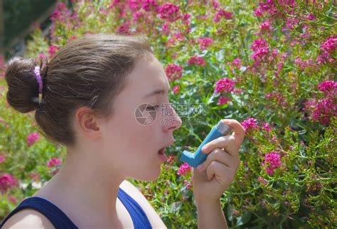 有花粉过敏的花园少女在花卉园里高清图片下载-正版图片504953736-摄图网