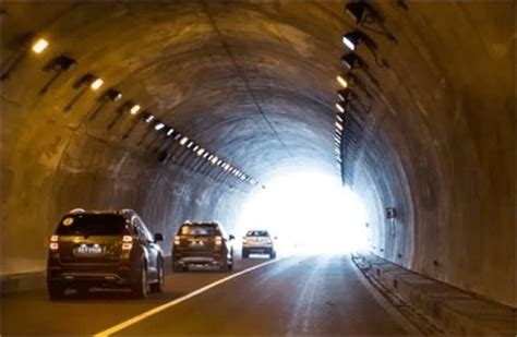 进出隧道要提前减速 高速隧道安全行车_事故