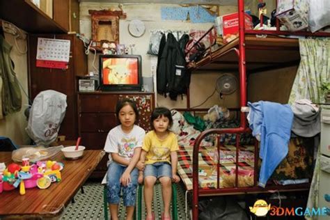 实拍香港穷人的笼屋生活，在马桶上做饭，一住就是40年