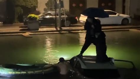 元宵夜汽车冲入池塘，民警跳入水中连救3人_凤凰网视频_凤凰网