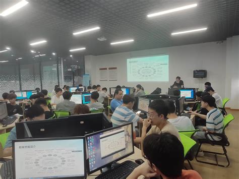 软件学院举行“大数据分析”专题讲座-柳州工学院软件学院