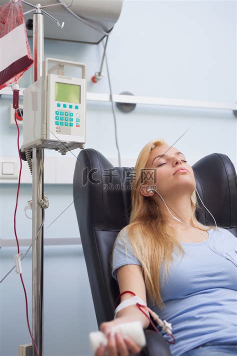 女人坐着接受献血高清摄影大图-千库网