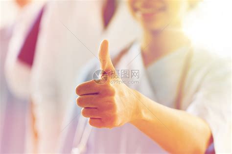 手势,人,保健医学的快乐的非洲女医生护士竖大拇指的手签名医院的医生会议上高清图片下载-正版图片300400534-摄图网