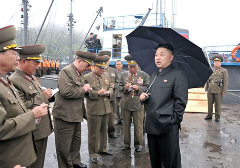 朝鲜的潜规则:下雨时领袖打伞,你就无权也打把伞![图] - 辣眼时评 - 华声论坛