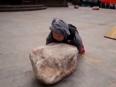 小孩玩石头,子玩石头,搬石头的故事_大山谷图库