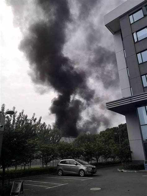 今晨青浦工业园区一厂房发生大火 浓烟滚滚、幸无人员伤亡_上海滩_新民网