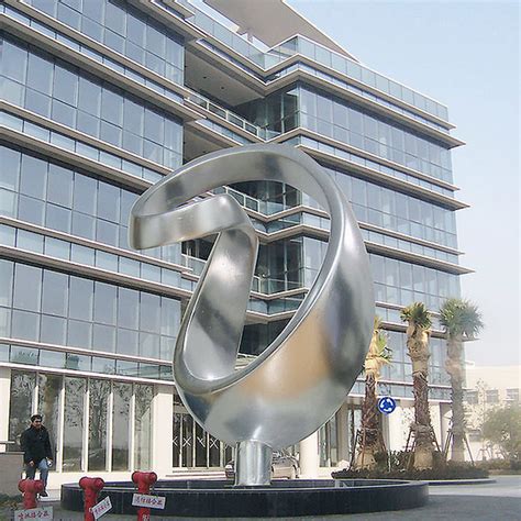 建筑物前的不锈钢雕塑的作用-宏通雕塑