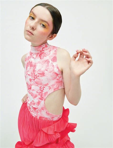 美国童星出道的演员 Lachlan Watson 身穿Dior 登上《ELLE》