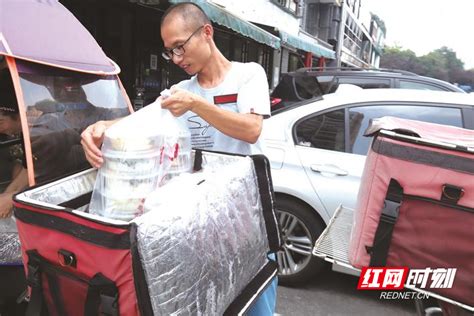 长沙县:泉塘街道快递外卖小哥红色之家启用,为外卖员等提供温馨服务