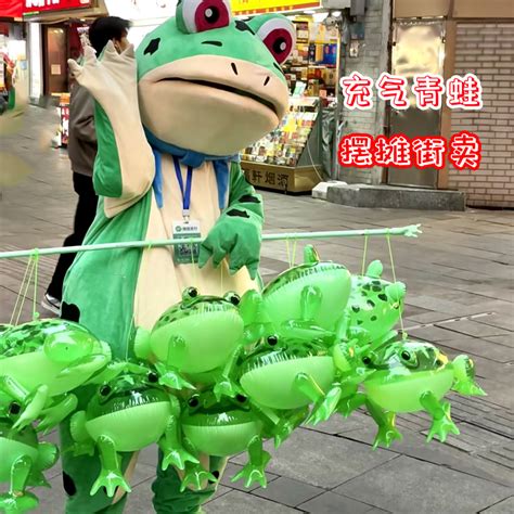 上海网红青蛙街头营业，遭执法人员严厉制止！网友：如此咄咄逼人_凤凰网视频_凤凰网