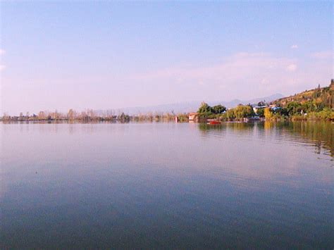 邛海是四川省第二大淡水湖，面积约31平方公里，位于泸山东北麓，是四川省十大风景名胜区之一。邛海水质清澈透明，以恬静著称，景色四季各异 ...