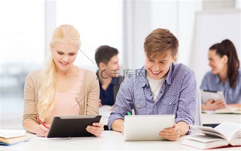 两个带着平板电脑在学校微笑的学生高清摄影大图-千库网